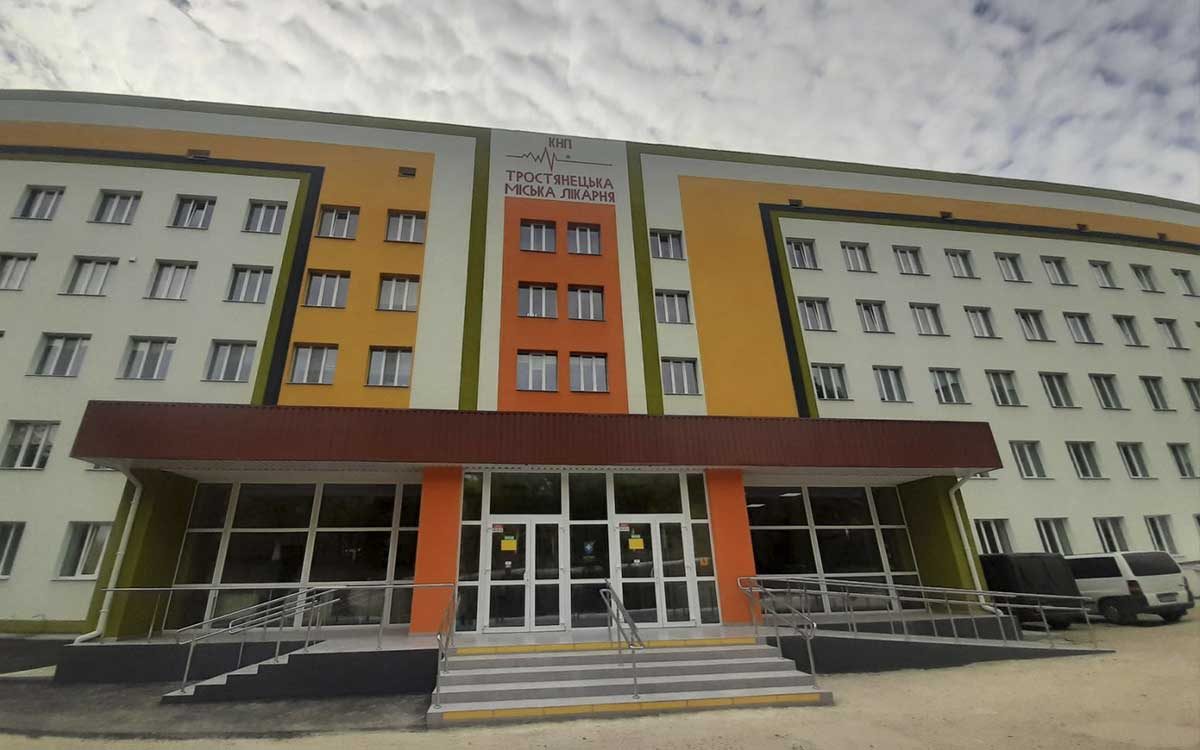 Городская больница г. Тростянец - Фасадная краска ПОЛИСАН
